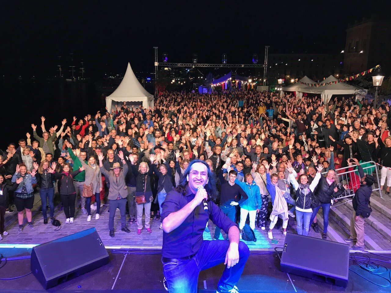 Stand-up comedy is a comedic style in which a comedian performs in front of a live audience, speaking directly to them through a microphone. The performer is commonly known as a comic, stand-up comic, comedian, comedienne, stand-up comedian, or simp…